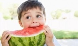 宝宝吃瓜搞笑短视频合集,萌态百出欢乐无限