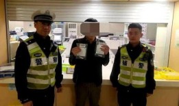 封控区民警吃瓜事件视频,警民互动引发社会热议