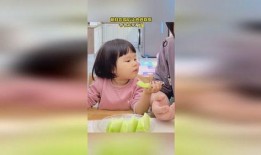 萌娃看着爸爸吃瓜视频,萌态十足引网友热议