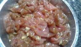 瓜娃娃吃猪肉视频,萌态十足引网友热议