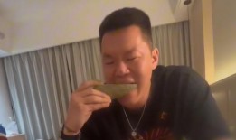 邓超边吃饭边吃瓜视频,娱乐生活趣味十足