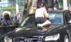 女人堵车吃瓜视频,意外走红网络