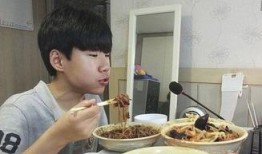 邓超边吃饭边吃瓜视频,娱乐生活趣味十足