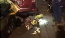 外国吃瓜大爷视频,揭秘异国街头百态